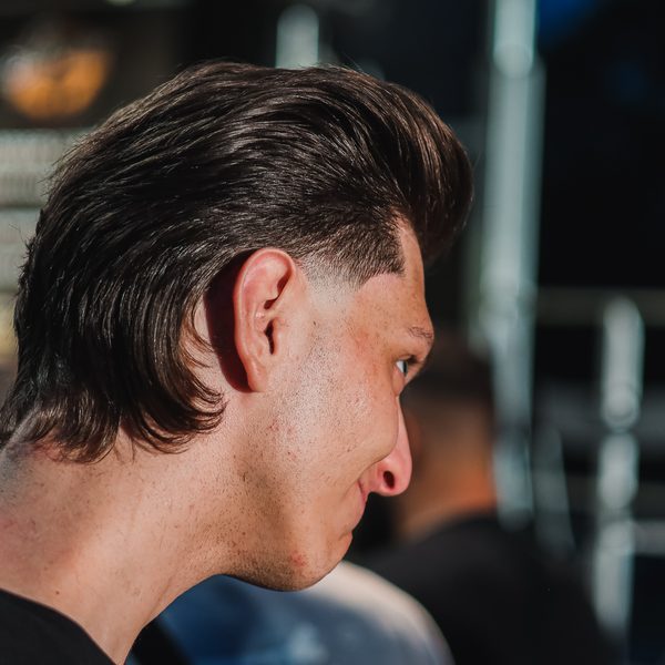 Detail hotového mulletu s vyholenými boky a delšími vlasy vzadu